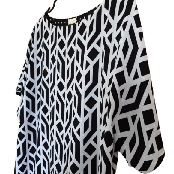 Women's Chico's Black & White Reversible Blouse Sz 2P (12/14) - Picture 2 of 5